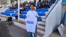 Carlos García recibió la camiseta que lucieron sus compañeros Carlos García recibió la camiseta que lucieron sus compañeros