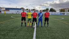 Capitanes junto al trío arbitral. Joaquín, del Tomelloso, se lesionó en el minuto 29
