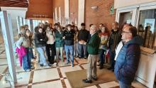 Visita de alumnado del IES Azuer junto a público interesado