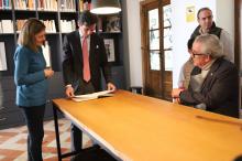 Juan Ortega visita el Archivo-Museo Sánchez Mejías y dona su vestido de 2022 a la peña taurina