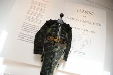 Juan Ortega visita el Archivo-Museo Sánchez Mejías y dona su vestido de 2022 a la peña taurina