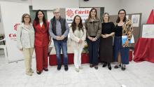 Participantes en la mesa redonda junto a miembros de Cáritas y concejalas del Ayuntamiento