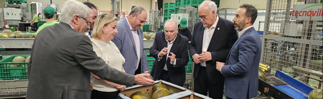 Antonio Atienza muestra la producción a las autoridades