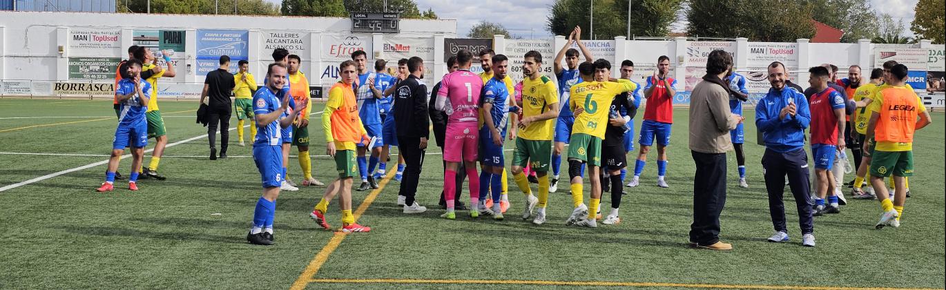 Saludo final de los jugadores tras la victoria ante el Atlético Tomelloso