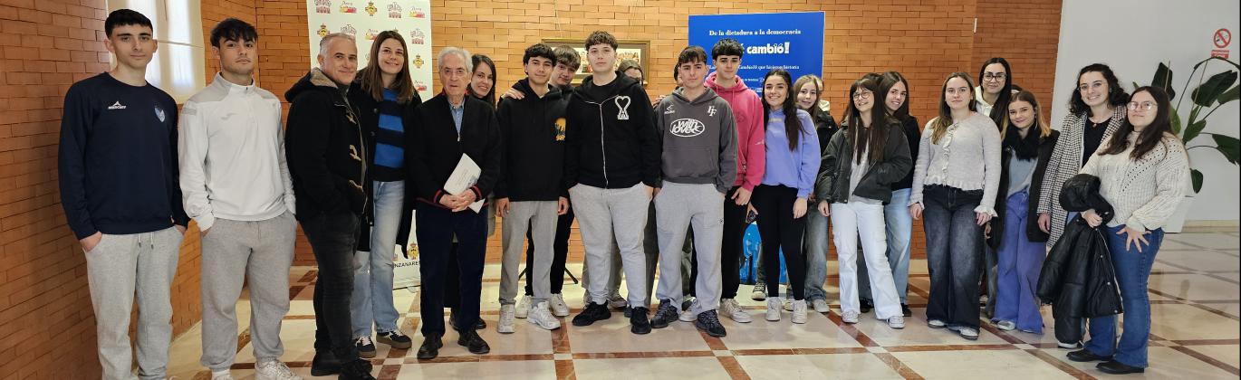 Alumnado de bachillerato del IES Sotomayor durante la visita a la exposición