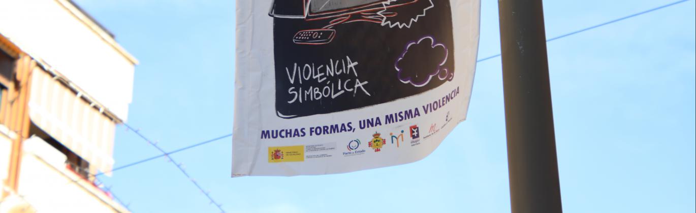 Una de las bandeloras instaladas en la calle Toledo