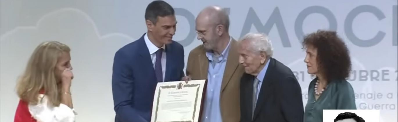 Pedro Sanchez entrega el reconocimiento a Manuel Menchén, de 99 años, hijo de Antonio Menchén