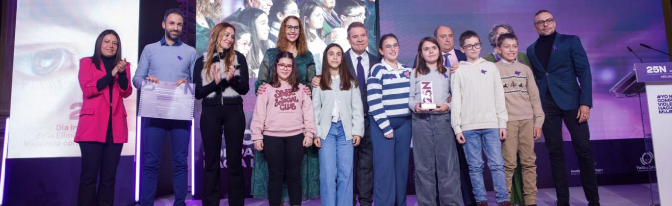 El presidente regional junto a representantes del colegio manzanareño