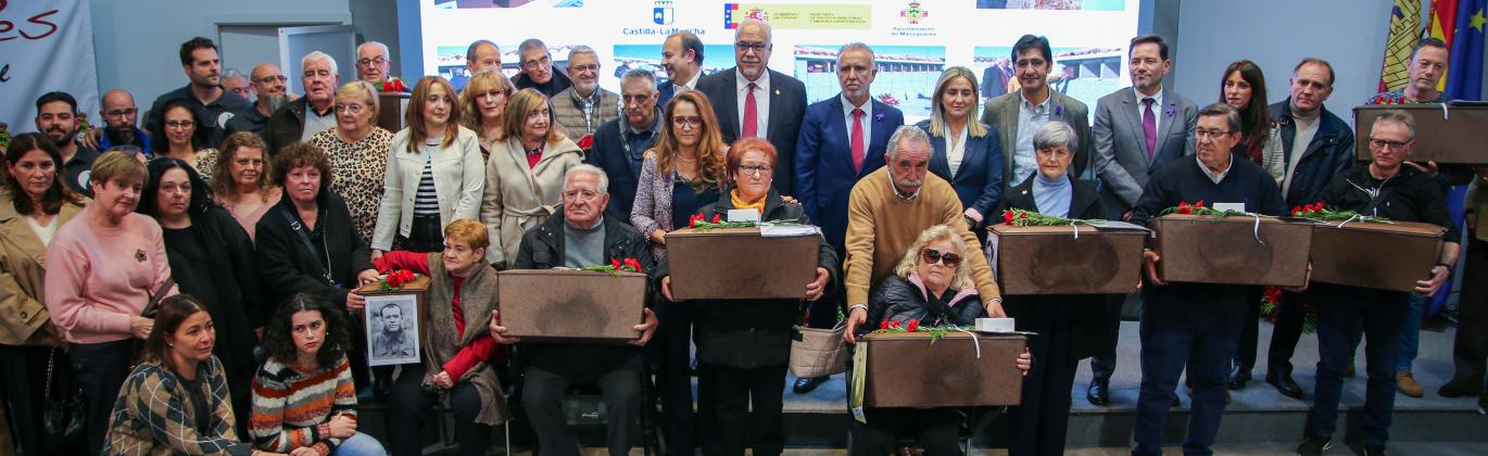 Foto conjunta con las familias tras recoger los restos exhumados en el cementerio