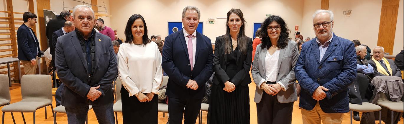 La jueza y el director de la EFA junto a las autoridades municipales