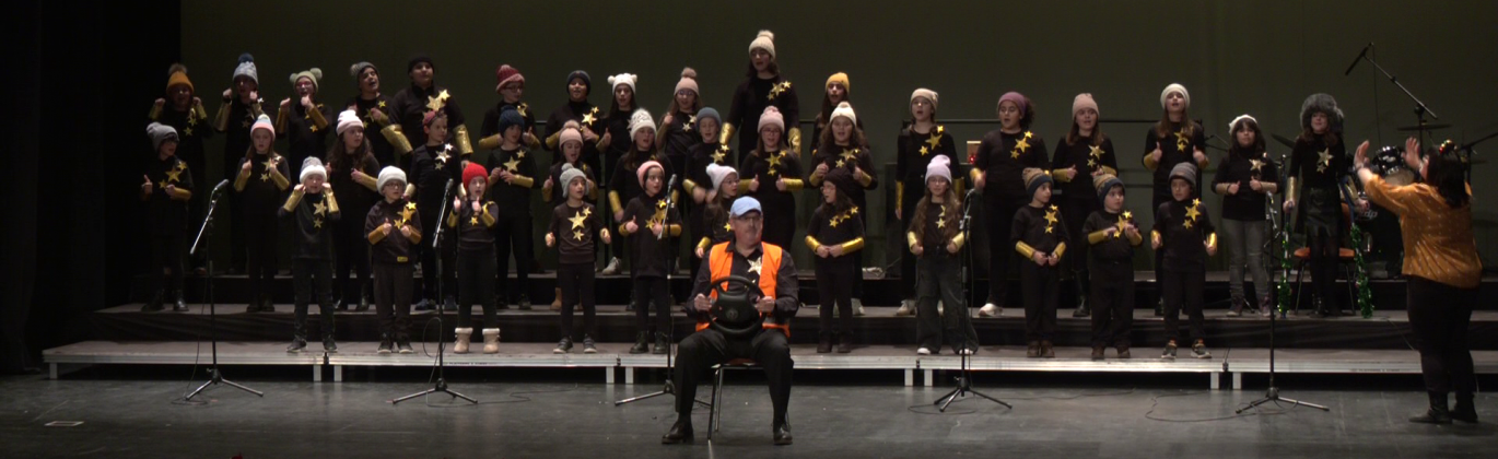 CEIP Enrique Tierno Galván interpretando 'Manolo y su Autobús'