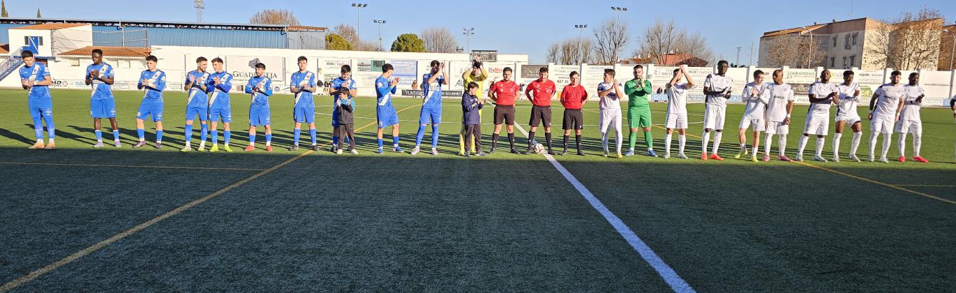 Saludo inicial de ambos equipos y del trío arbitral