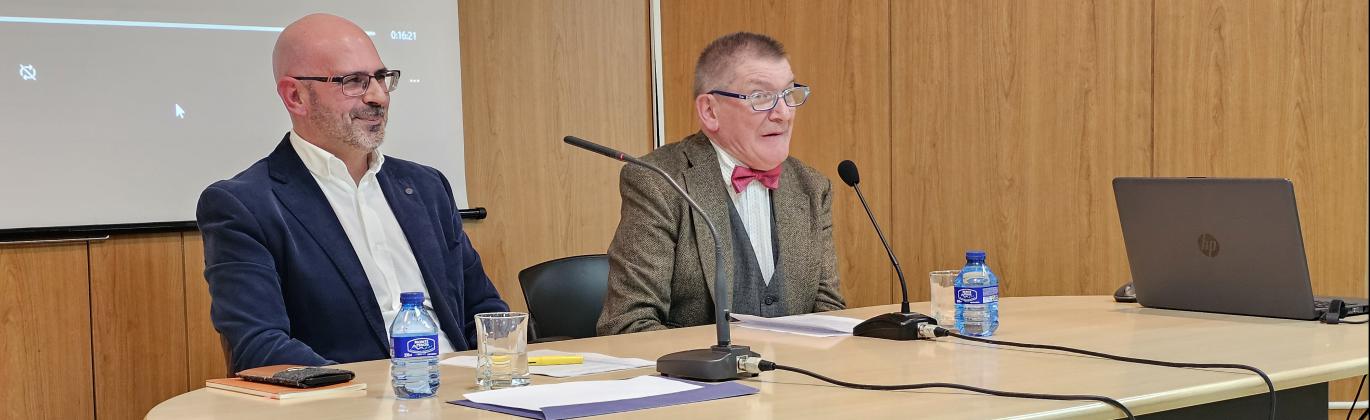 Intervención del poeta en el acto junto a Manuel Crescencio