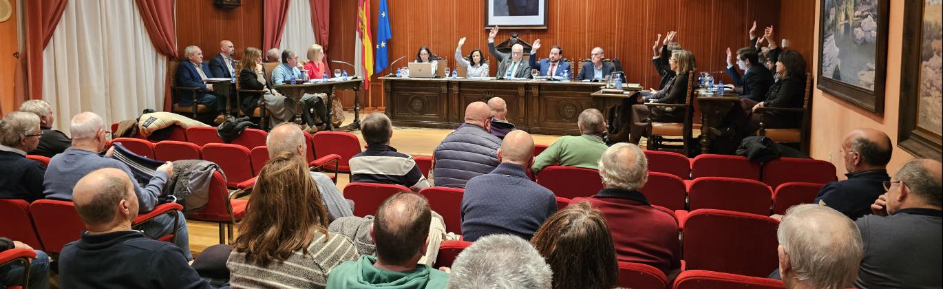 Momento de la aprobación del presupuesto con los votos a favor del Grupo Socialista
