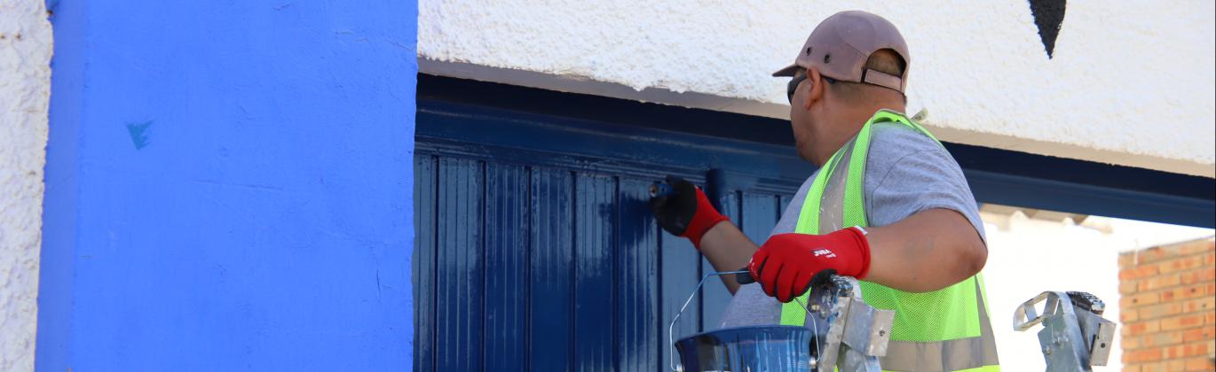 Un operario realiza labores de pintura en acciones sociales de empleo de 2025
