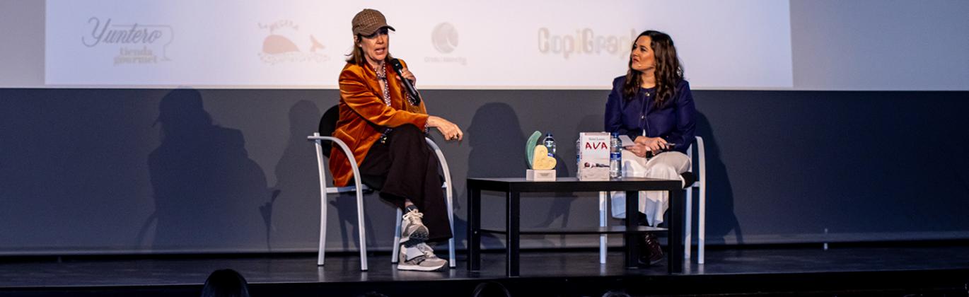 Mabel Lozano junto a Irene Ruiz durante la presentación de su novela en la Escuela de Ciudadanía