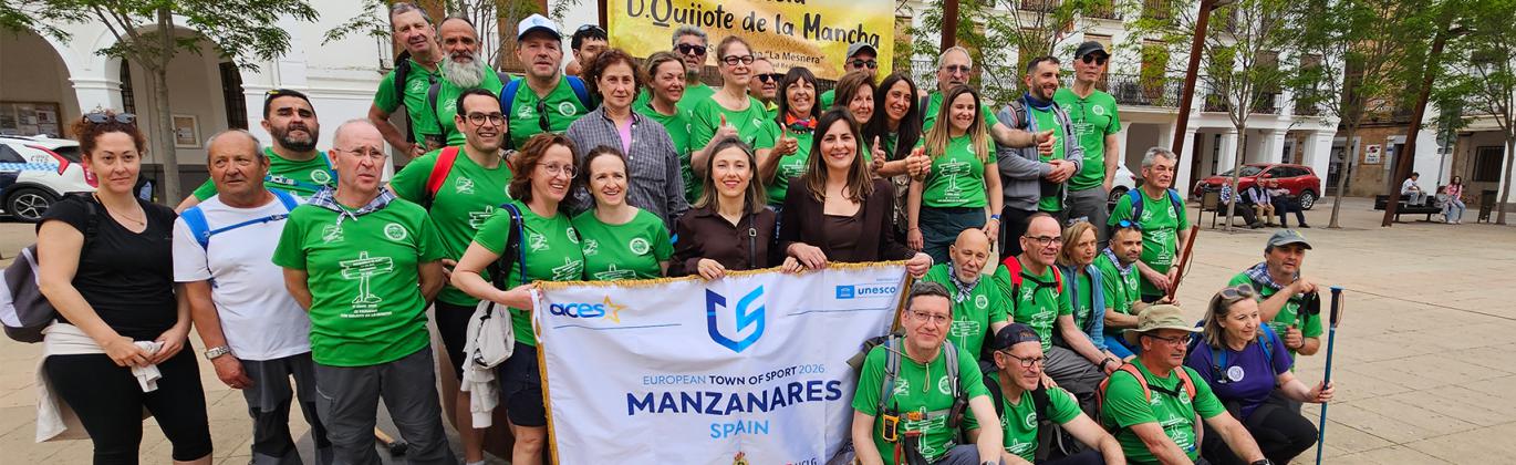 Foto de grupo con autoridades a su llegada a Manzanares