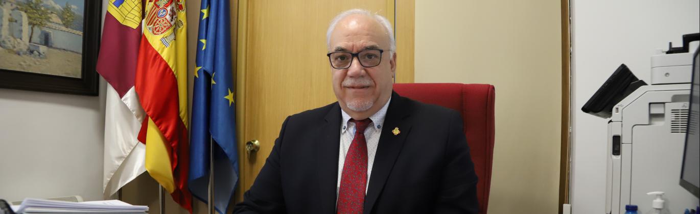 Julián Nieva en el despacho de Alcaldía