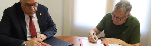 Firma convenio Ayuntamiento Manzanares y Cáritas Interparroquial