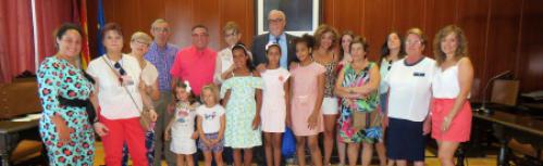 Foto conjunta de las niñas saharauis con sus familias de acogida
