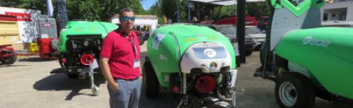 Gabriel Nieto-Sandoval (AGRONI) junto a la máquina premiada