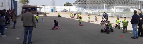 Momento en que los menores participan en el circuito vial