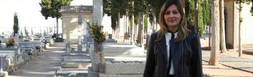 La concejala de Obras junto a uno de los bancos recién instalados