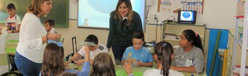 Isabel Díaz Benito durante su visita a unos de los talleres
