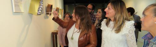 Virginia Caro muestra una de sus obras a las concejalas Isabel Díaz-Benito y Silvia Cebrián
