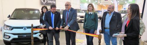 Corte de cinta inaugural del Salón a cargo del alcalde