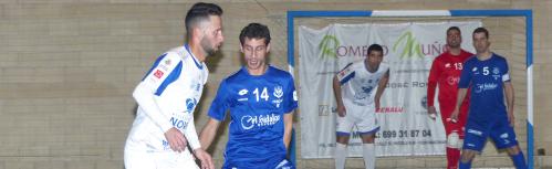 Kiki ante un jugador del Bisontes en partido de la pasada temporada