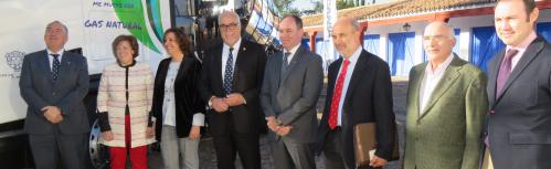 Las autoridades y responsables de Scania junto a un vehículo con carburante GNL