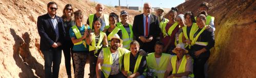 Julián Nieva junto a los concejales de Obras y Empleo y al personal que trabaja en el caz