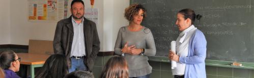 Labián y López de Pablo junto a la educadora municipal en los institutos