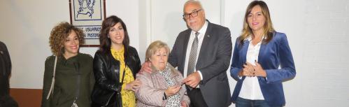 Entrega de llaves a la presidenta de la asociación de vecinos