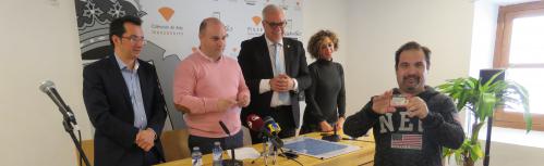Entrega de carnets del Manzanares FS a usuarios del Centro Ocupacional