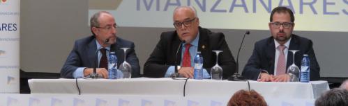 Julián Nieva durante la clausura junto a Mariano León y Gonzalo Redondo