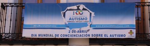 Pancarta instalada en la Plaza de la Constitución