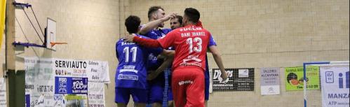 Dani Juárez y Otero celebran un gol junto a Nacho Gil y Kiki