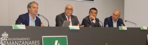 Representantes de Asaja junto al alcalde y al consejero de Agricultura