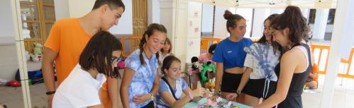 Mercadillo solidario del campamento urbano