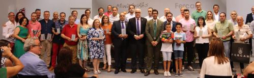Foto conjunta de premiados en Fercam y autoridades