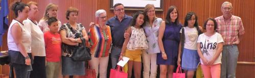 Familias acogedoras y autoridades en la recepción municipal