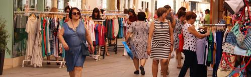 Compras en la calle Empedrada