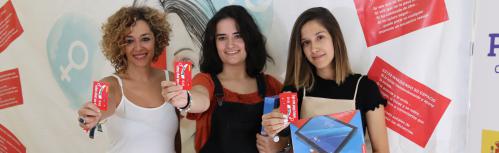 Beatriz Labián muestra la tarjeta roja junto a las ganadoras de las tablets