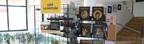 Centro de interés sobre la temática en la primera planta de la biblioteca