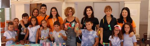 El mercadillo solidario del campamento urbano recauda fondos para escolarizar menores en Burkina Faso