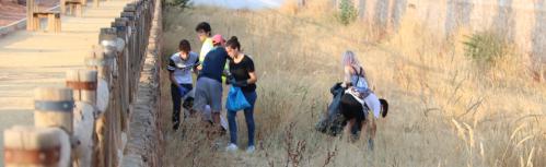 Una treintena de jóvenes preocupados por el medio ambiente organiza una batida de limpieza