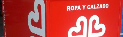 Contenedores rojos de Cáritas para recogida de ropa y calzado