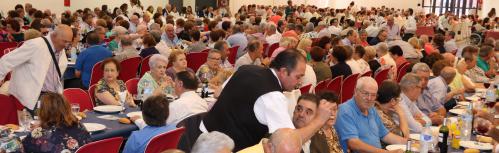 600 personas mayores en la comida de convivencia